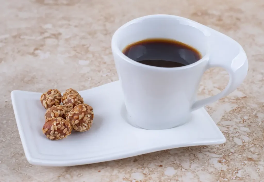Šoljica espresso kafe sa čokoladicom sa strane