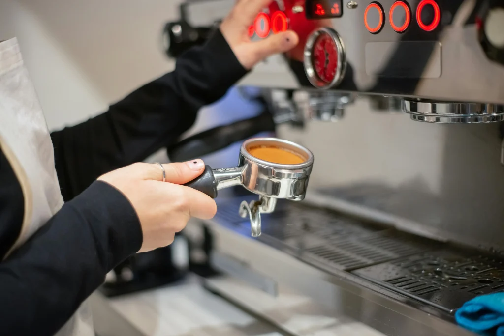 Punjenje aparata za espresso kafu kafom i priprema