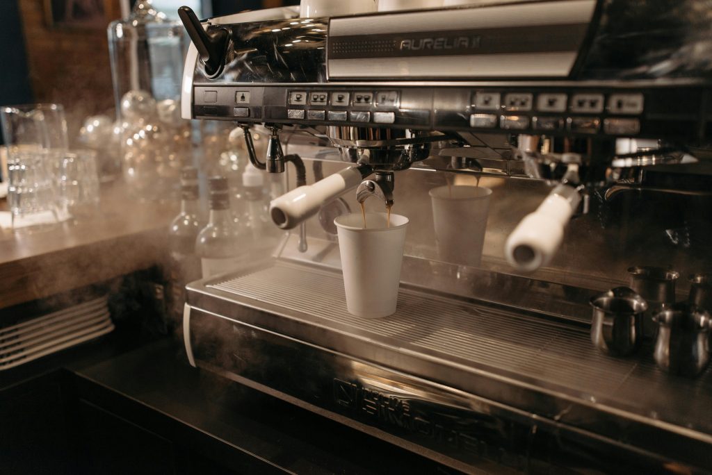 Aparat za espresso kafu dok para izlazi iz njega