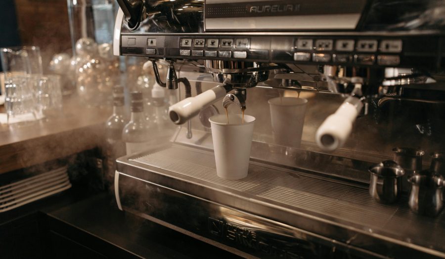 Aparat za espresso kafu dok para izlazi iz njega